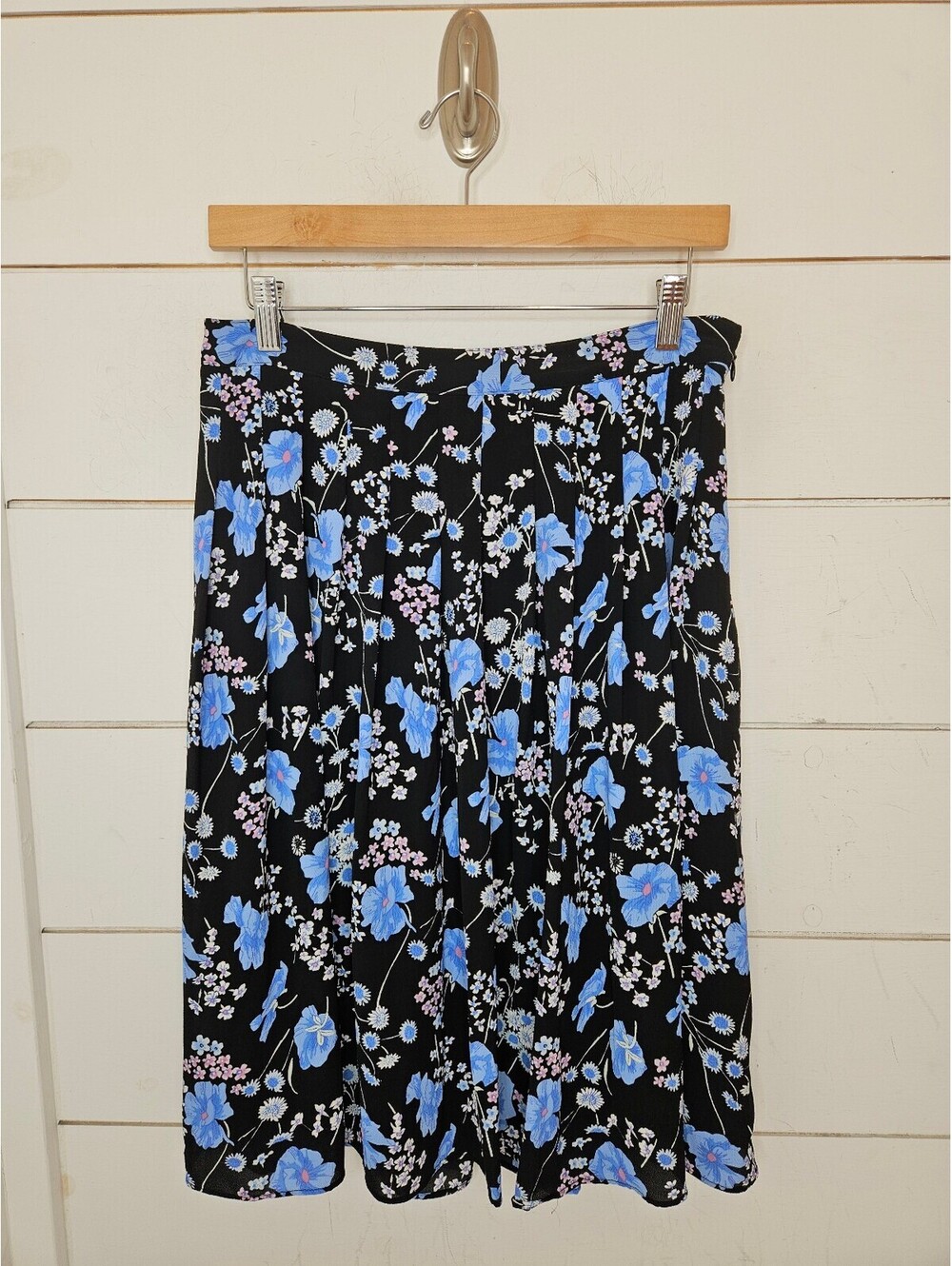 Talbots size 4 black & blue floral print pleated midi skirt